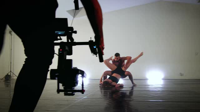 在录制现代舞表演时，流线上装有红色摄像机的万向节稳定器视频下载