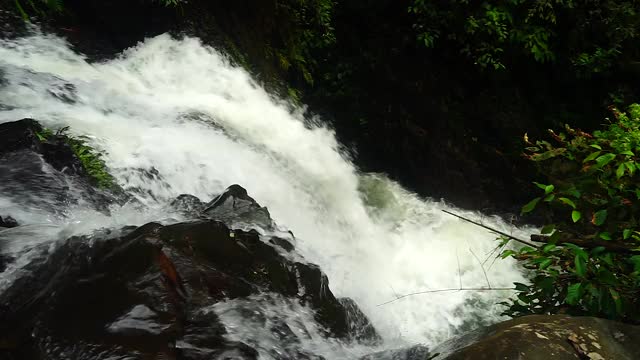 Klongprao瀑布或Tabchang瀑布。视频素材