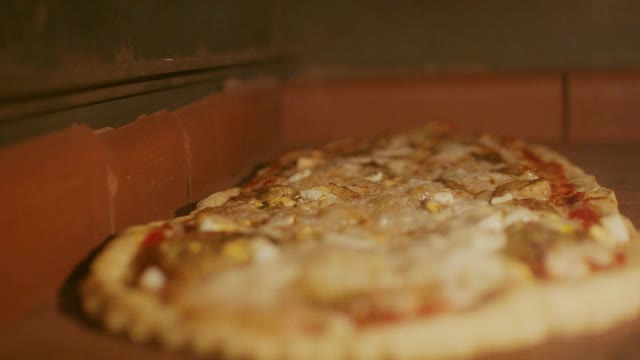 烤箱里披萨上冒着热气的奶酪视频素材