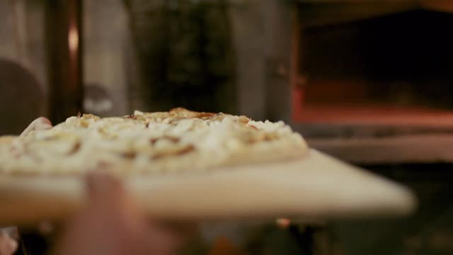 将新鲜准备的披萨放入热烤箱视频下载