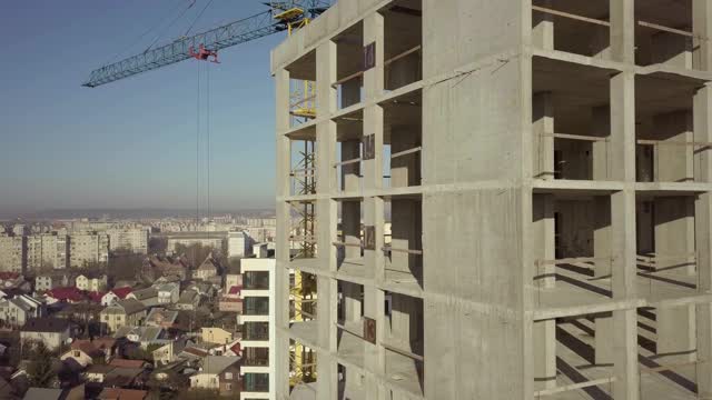 某城市在建高层公寓楼混凝土框架鸟瞰图。视频素材