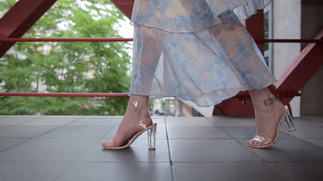 猫步，特写镜头的一个女人的腿走在高跟鞋视频下载