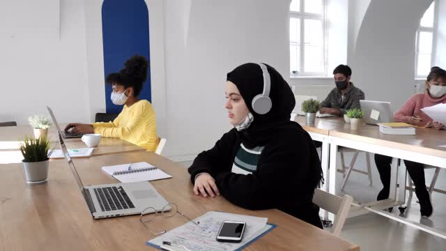 在新冠肺炎大流行期间参加在线商务会议的中东妇女视频素材