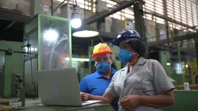工厂工人在开非正式会议，在笔记本电脑上分析信息视频素材