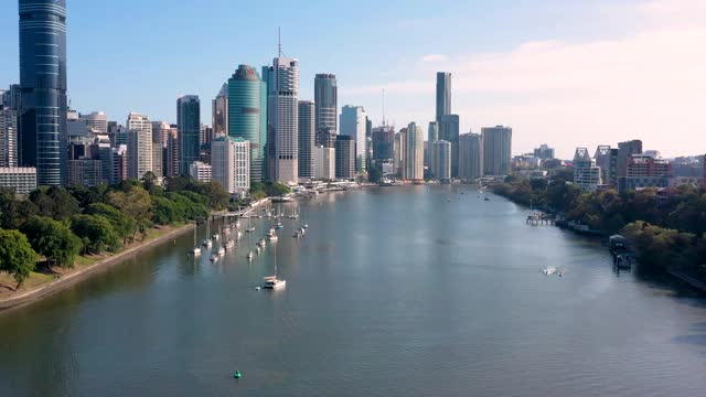 鸟瞰图布里斯班河和布里斯班城市，昆士兰州，澳大利亚视频下载