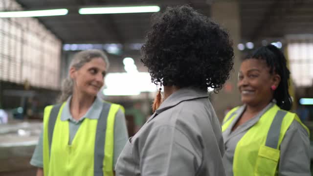 肖像的三个女人在一个仓库工作惊人的一个坚强的女人姿势视频下载