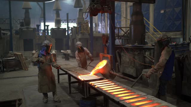 金属工业工作-浇注熔融金属视频素材