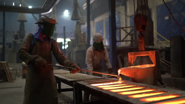 金属工业工作-浇注熔融金属视频素材