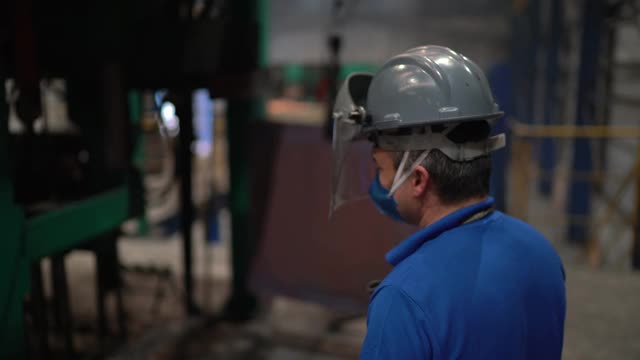 一名戴着焊接头盔的金属工业工人的肖像视频素材