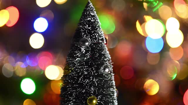 有圣诞球的圣诞树。缤纷闪烁的圣诞彩灯作为背景。视频素材