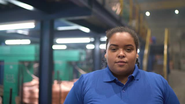 一个在工业中工作的年轻女人的肖像视频素材