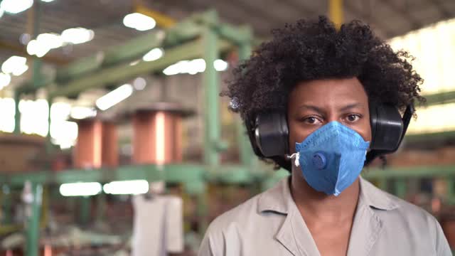 一个自信的人在工厂工作的肖像视频素材
