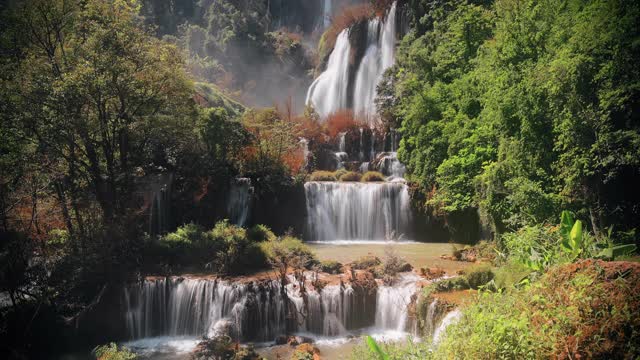 SLO MO Tee Lor Su瀑布的标志性景点，泰达省泰国无缝环视频素材