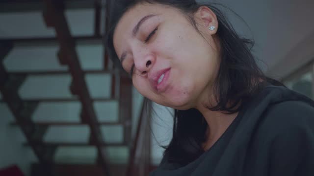 亚洲女人吃薯条做鬼脸的肖像。视频素材