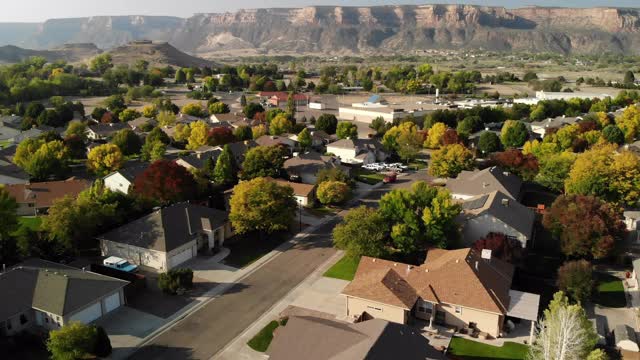 美国西部晚秋4K视频系列现代郊区住宅和社区鸟瞰图视频素材