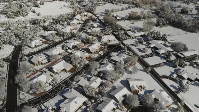 美国西部早期冬季现代郊区住宅和社区的鸟瞰图4K视频系列视频素材