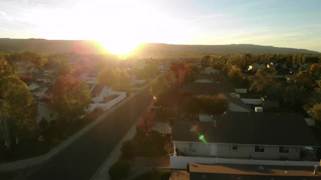 鸟瞰图现代郊区住宅和社区在美国西部晚秋日落4K视频系列视频素材
