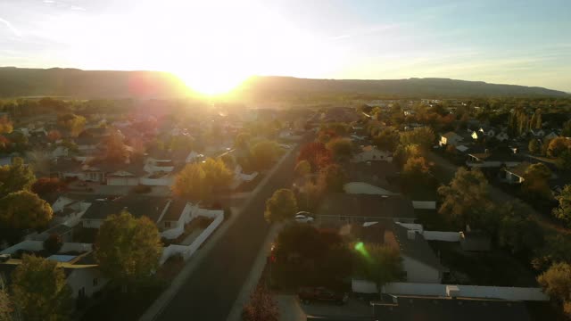 鸟瞰图现代郊区住宅和社区在美国西部晚秋日落4K视频系列视频素材