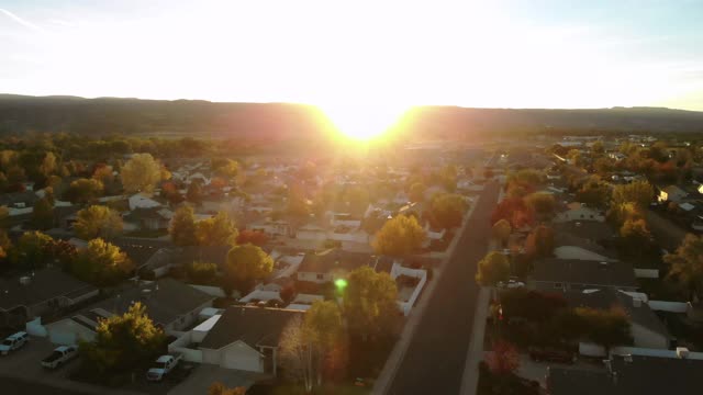 鸟瞰图现代郊区住宅和社区在美国西部晚秋日落4K视频系列视频下载