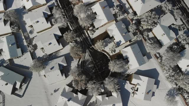美国西部早期冬季现代郊区住宅和社区的鸟瞰图4K视频系列视频素材