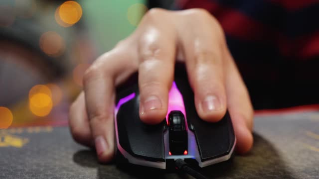 孩子的手用PC电脑在家玩网络游戏，生活理念。视频下载