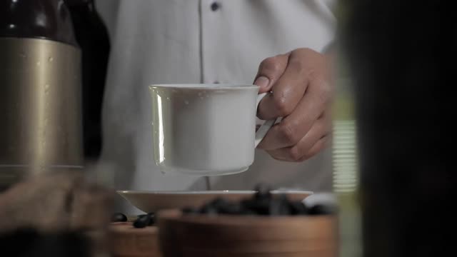 做速溶咖啡，酒吧管理员把咖啡粉倒进杯子里视频素材