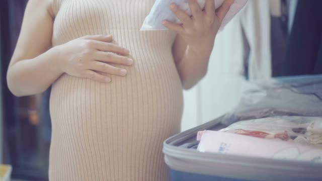 孕妇为未出生的婴儿准备物品视频素材