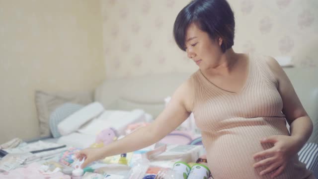 孕妇为未出生的婴儿准备物品视频素材