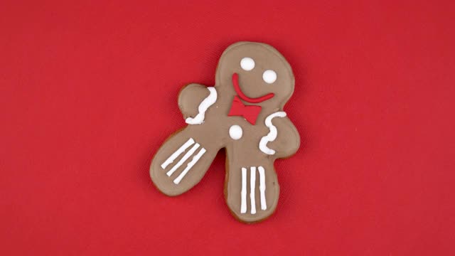 红色背景的自制姜饼人。经典的圣诞姜饼。传统手工制作的饼干。新年假期的甜食。创意礼物和惊喜。俯视图视频素材