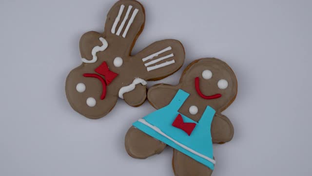 一对姜饼饼干。姜饼的形状是一个男人和一个女人。自制的饼干。新年假期的甜食。创意礼物和惊喜。旋转运动视频素材