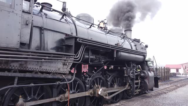 一个蒸汽机车的近距离警告在一个阴天的侧面马刺视频素材