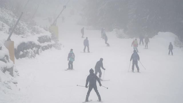 山顶上的大雾晴天滑雪场视频素材