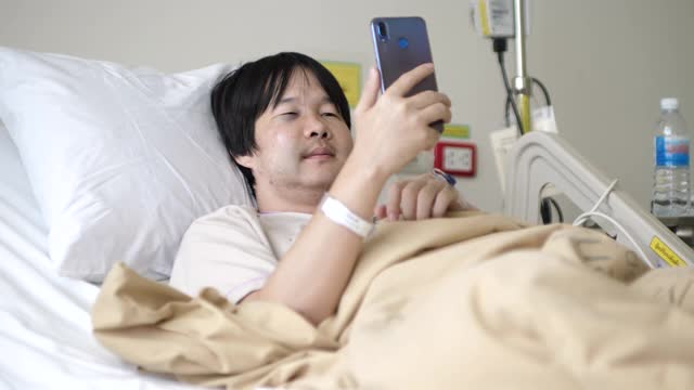 病人在病房里使用智能手机视频素材
