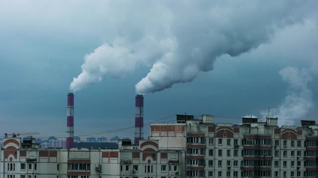 冒烟的工业烟囱污染了空气视频素材