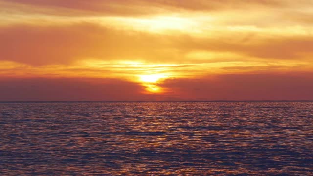 太阳升起，地中海地平线上有红色和橙色的云彩视频素材