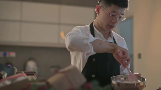 亚洲中式甜点厨师厨师准备和搅拌巧克力配料准备酥饼圣诞庆祝活动视频素材
