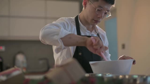 亚洲中式甜点厨师厨师准备和搅拌巧克力配料准备酥饼圣诞庆祝活动视频素材