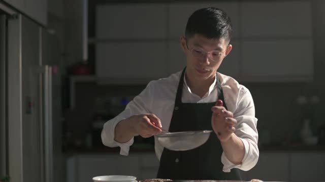 亚洲中式甜点厨师在厨房里撒巧克力甜酥饼视频下载