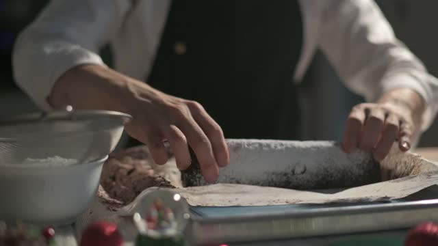 亚洲中式甜点厨师在厨房里擀甜饼视频素材