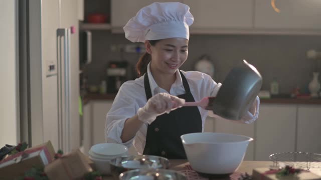 亚洲中式甜点厨师厨师准备和搅拌巧克力配料准备酥饼圣诞庆祝活动视频下载