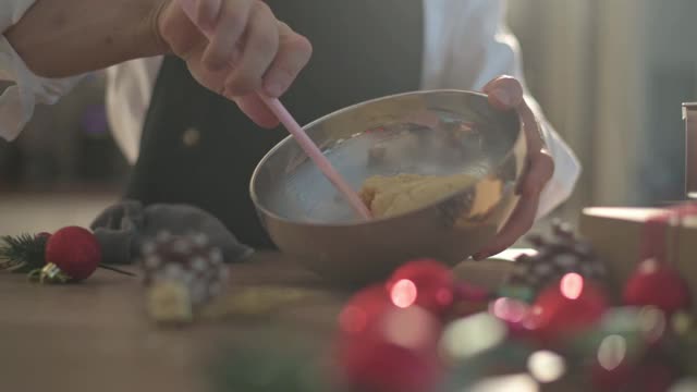 亚洲中式甜点厨师厨师准备和搅拌配料准备酥饼圣诞庆典视频下载