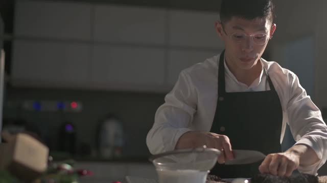 亚洲中式甜点厨师在厨房里擀甜饼视频素材