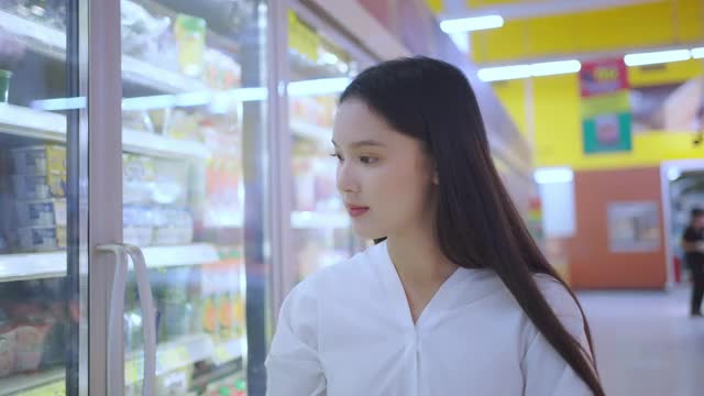 年轻亚洲女性购物视频素材