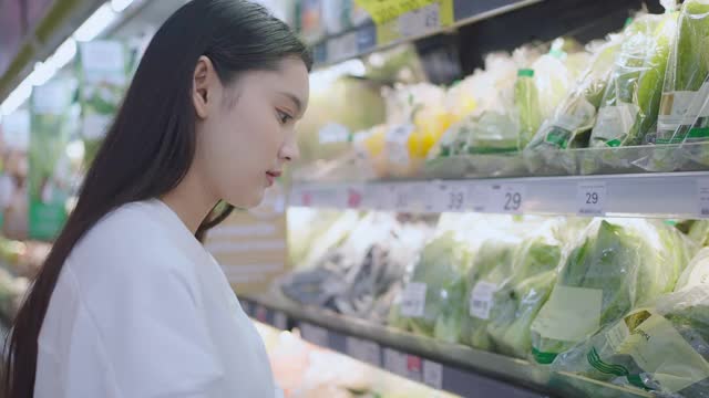 年轻亚洲女性购物视频素材