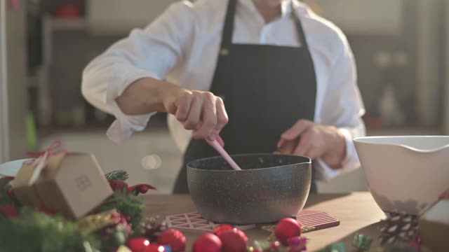 慢镜头亚洲中式甜点厨师厨师准备和搅拌巧克力配料准备脆饼圣诞庆典视频素材