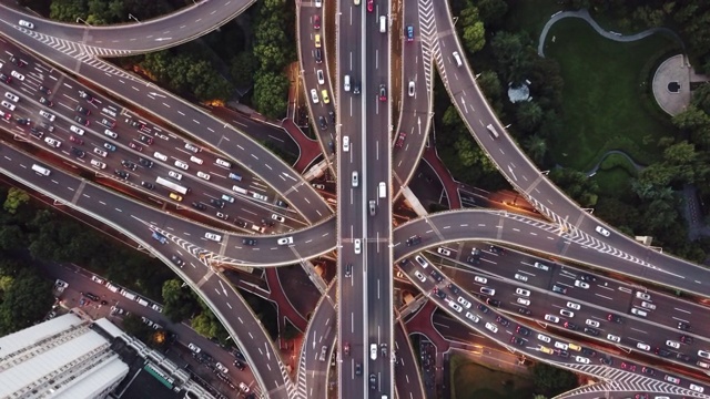 无人机视点立交桥和城市交通在黄昏视频素材