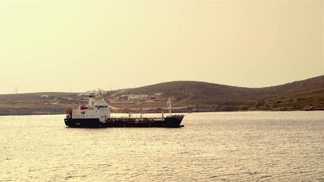 日出时，一艘货船驶近希腊米科诺斯岛视频素材