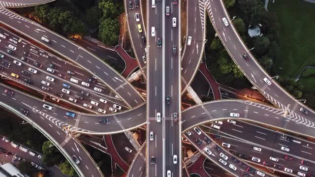无人机视点立交桥和城市交通在黄昏视频素材
