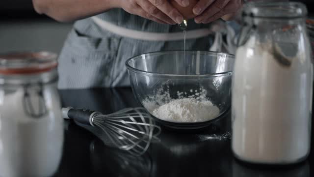 制作蛋糕。(牛奶、面粉、鸡蛋)视频素材
