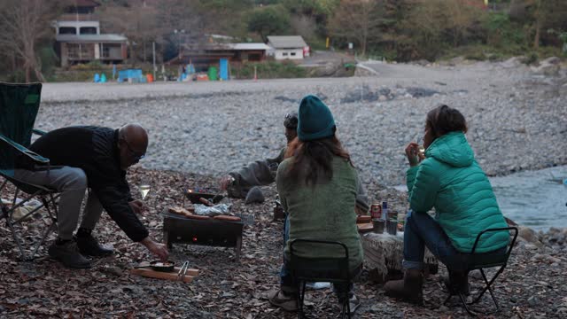 老年夫妇在河边露营烧烤与可持续发展视频素材